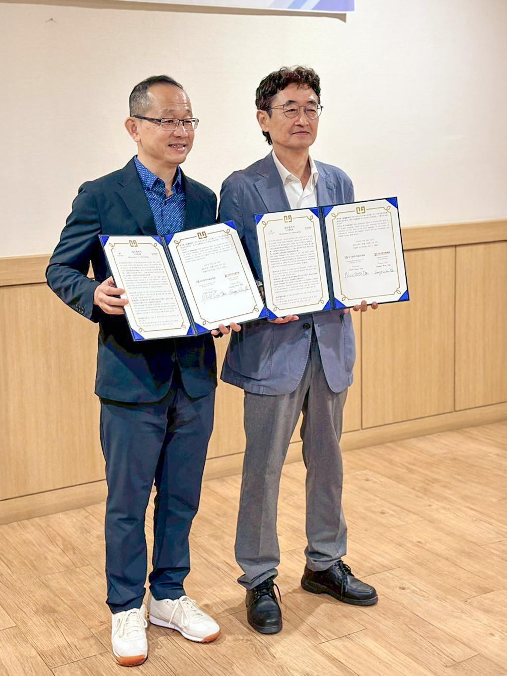 台北市文化基金會副執行長黃文彥與大邱文化藝術振興院院長樸順泰簽署合作備忘錄。